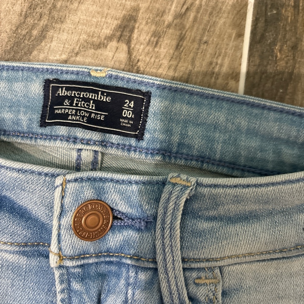 Abercrombie & Fitch cropped skinny jeans with ripped knees - Picture 7 of 7